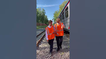 Правила техники безопасности. Пролаз под вагонами.