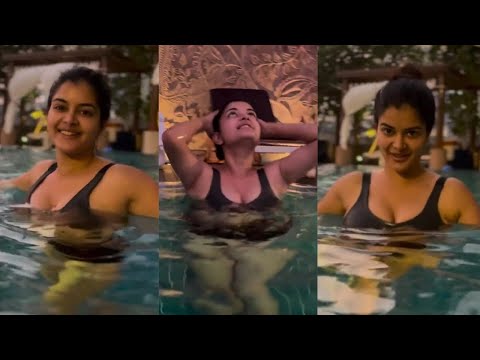 Madhumita Sarkar hot cleavage in swimming pool