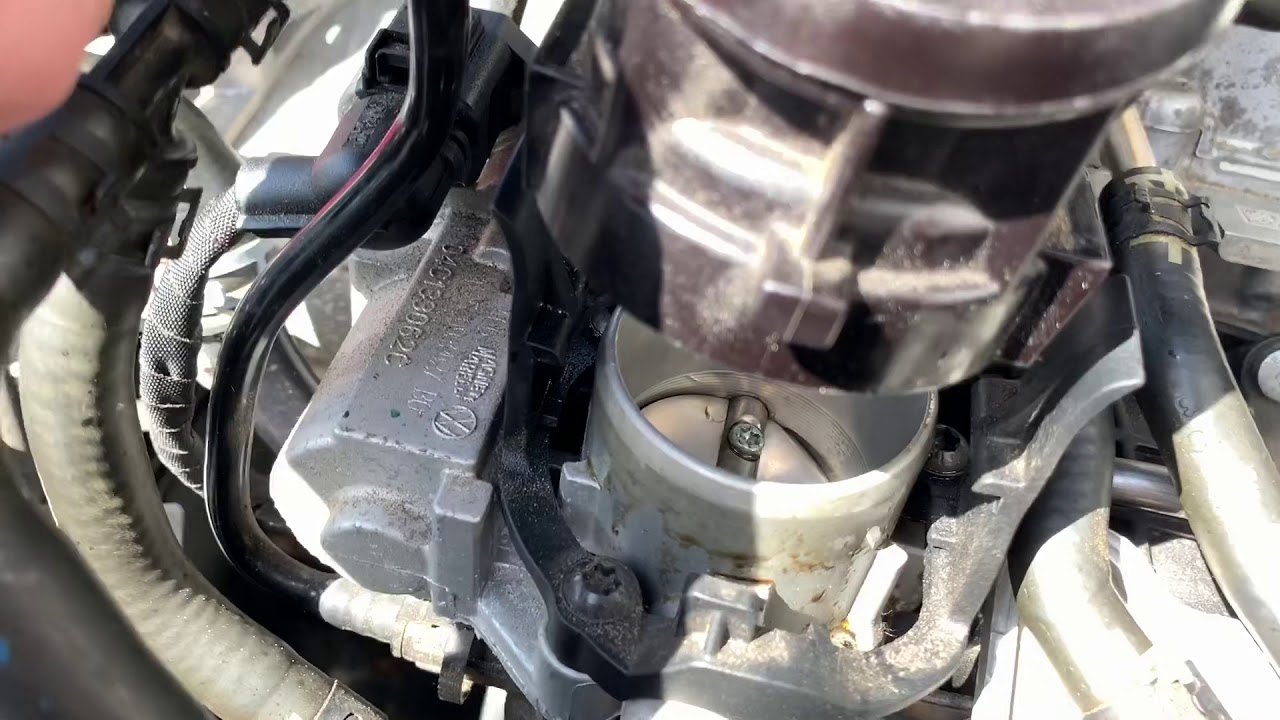 PKW Drosselklappe reinigen im eingebautem Zustand mit Drosselklappenreiniger Audi A1/S1 ...
