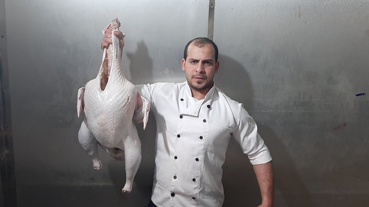 شوي  ديك رومي (دندي)كبير في الفرن كما في المطاعم الكبيره