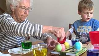 2012-04-06 (01) - Easter - Cole coloring eggs with Mimi Hawk.AVI