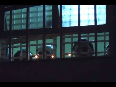 როგორ შეხვდნენ შობას პატიმრები გლდანის ციხეში - სანთლები გისოსებიდან და ემოციური შეძახილები