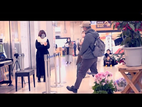【感動】泣ける歌「オリビアを聴きながら」を演奏したら大勢が集まってきて・・・