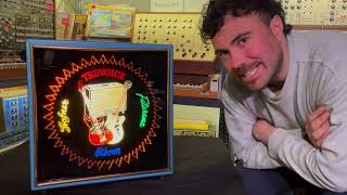 Very Clever Optical Illusion Used In This Spinny Light Up Sign!