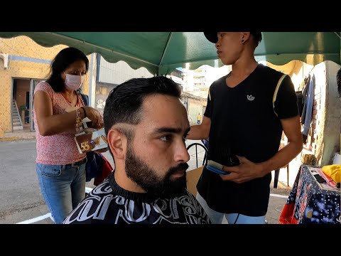 Street Barber in downtown Caracas, Venezuela 🇻🇪 ($3)