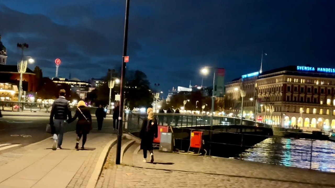 Stockholm night walks: Royal Palace - Birger Jarlsgatan. City lights to secluded dark island & back