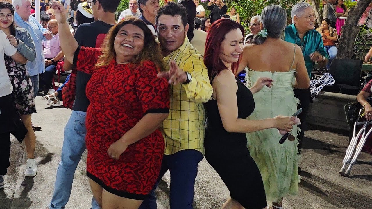 Posada en el parque de la marimba con orquesta militar, Chiapas 17 de diciembre