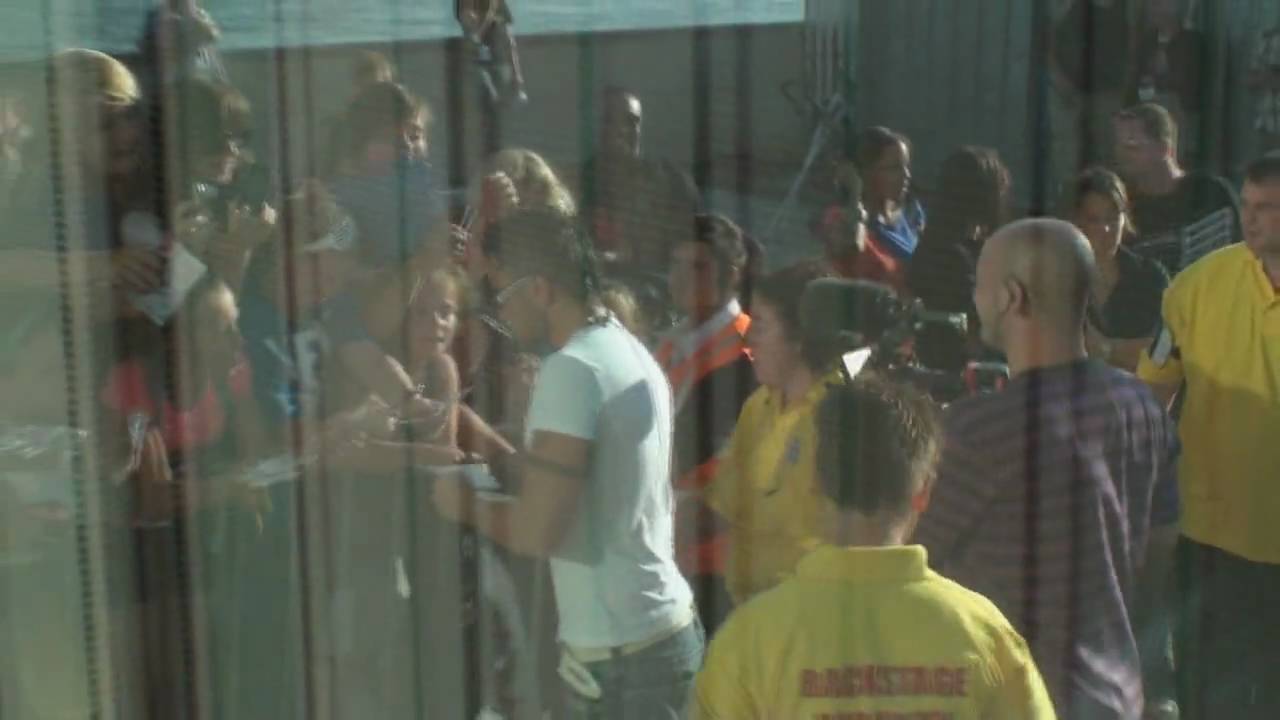 Unseen Footage of Peter Andre Arriving in Hull 2009