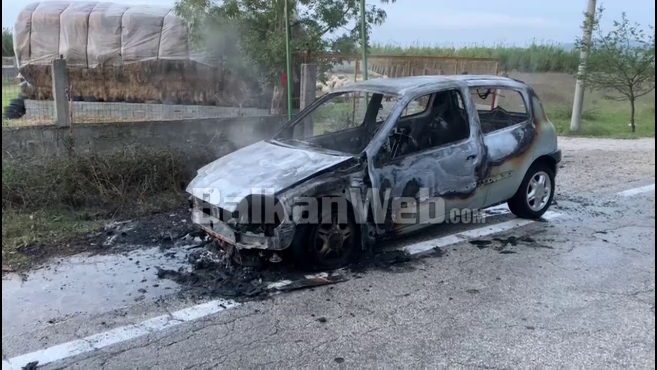 Merr flakë automjeti në Fier, shpëton pa lëndime shoferi me pasagjerin