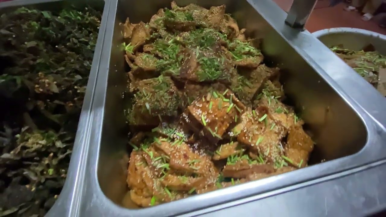 Bữa cơm đông người nhất & 100 xuất quà Chị Thảo giúp bà con bvw Huế ngày mưa