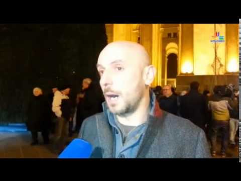 პარლამენტის წინ იური ვაზაგაშვილის ახლობლები შეიკრიბნენ