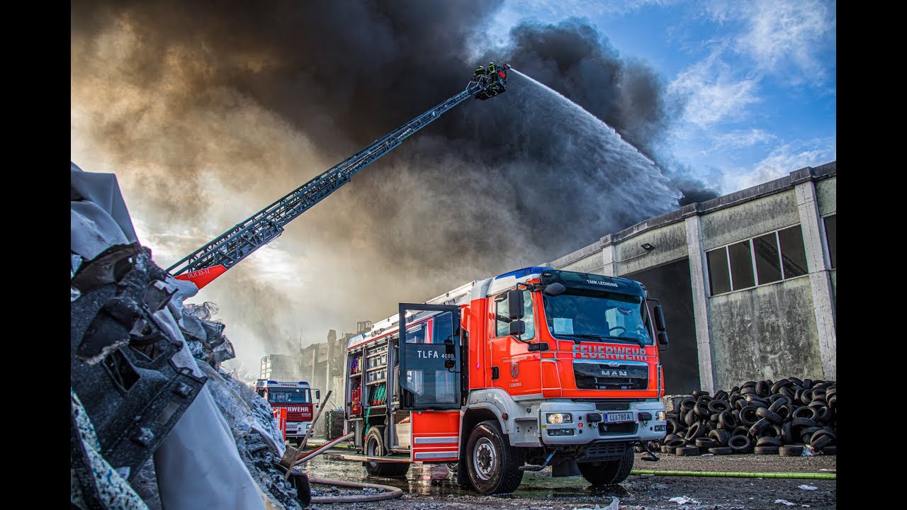 Großbrand nach Explosion in Abfallentsorgungsunternehmen in Hörsching