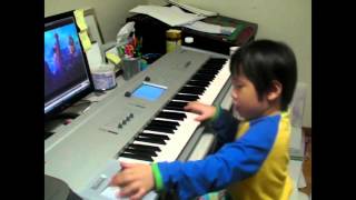 Hillsong United - Break Free-4 year old plays Keyborad chords