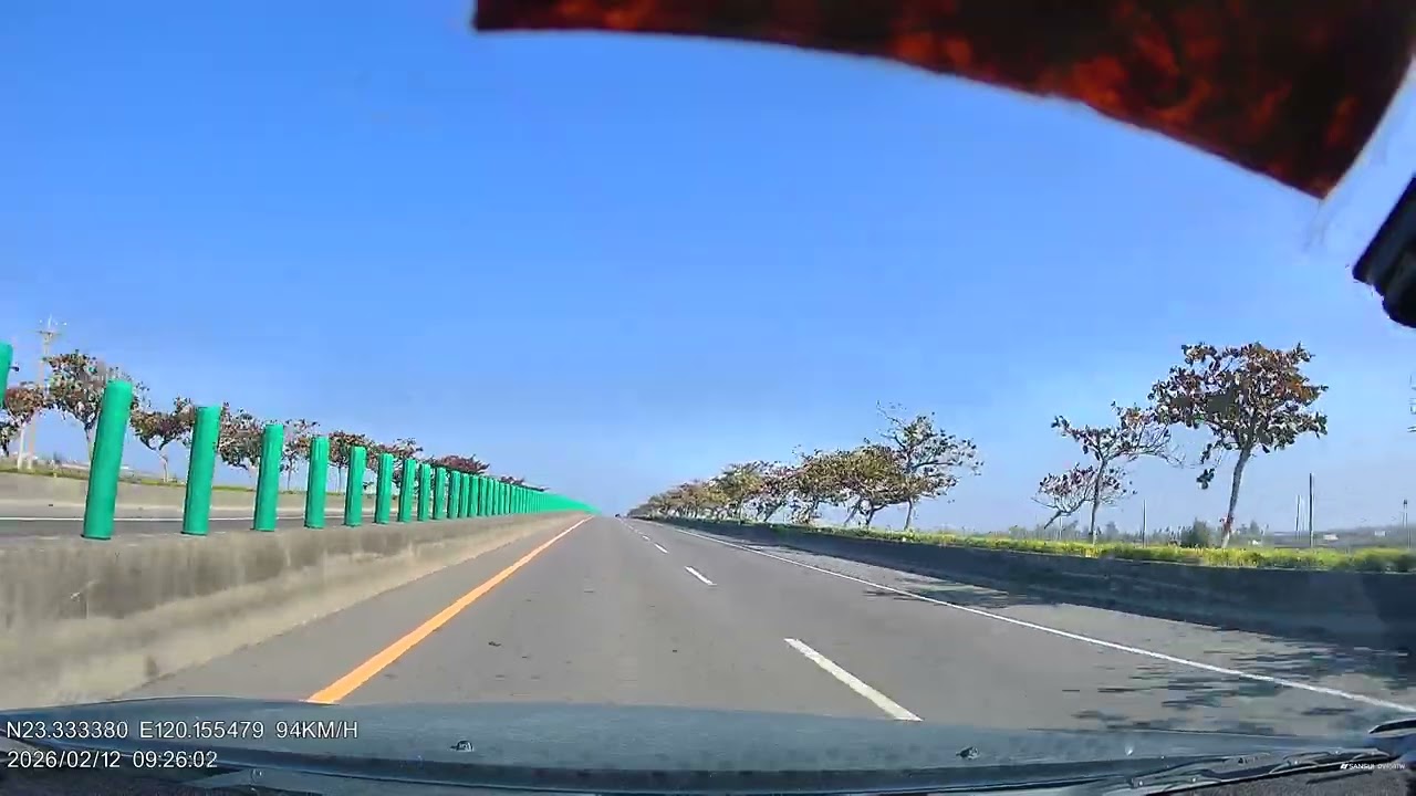 2026/02/12 被超載砂石車碎石噴濺車殼玻璃刮傷，行車紀錄器 P1