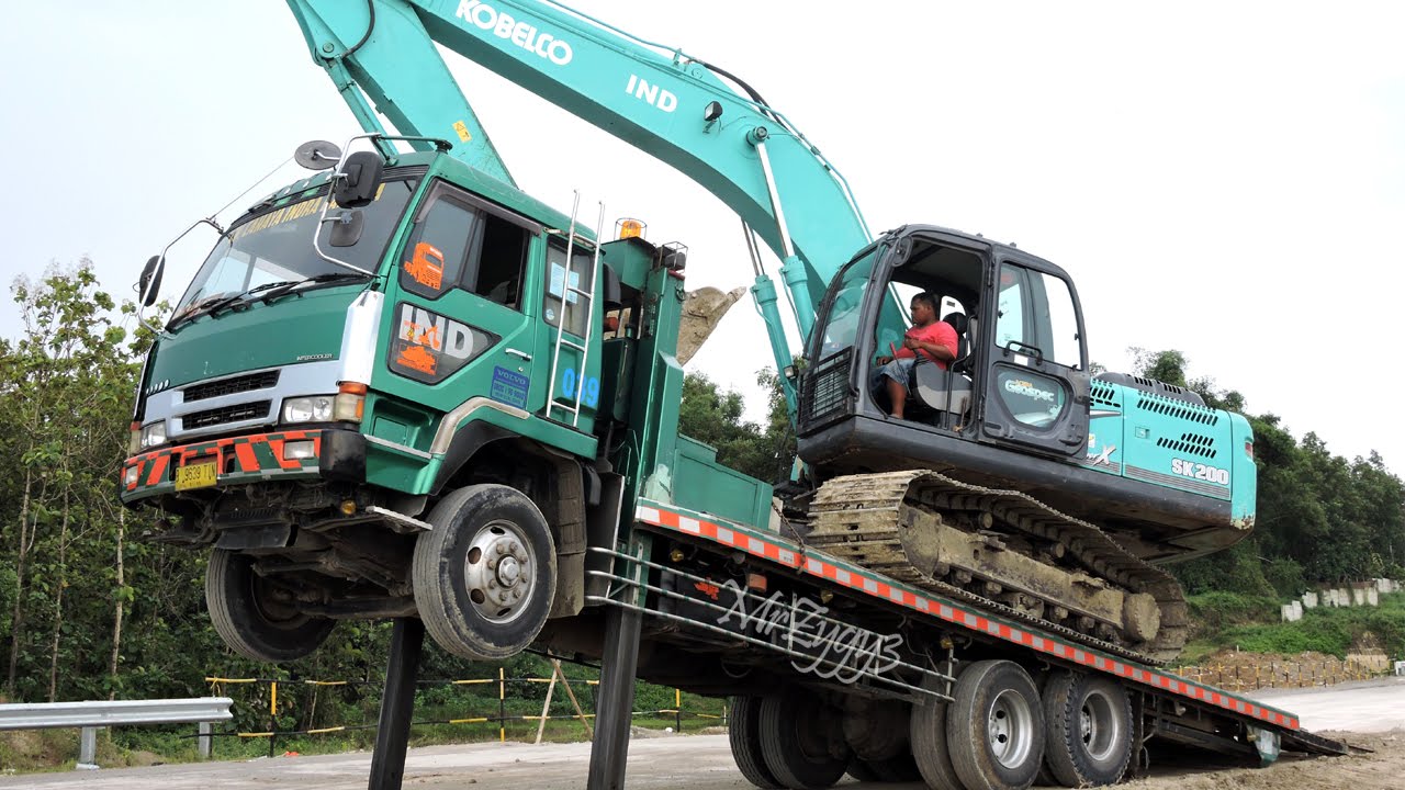 Fuso Self Loader Truck Lost Tire Transporting Excavator And Compactor