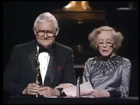Robert Wise (por Paul Newman) recibe de Bette Davis el Oscar al Mejor Actor en 1987