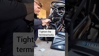 How to change the battery on a Super Tenere 1200 Yamaha #howto #yamaha