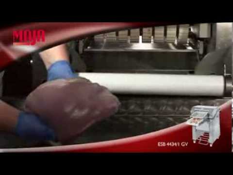 Skinning of chicken pieces with the poultry skinning machine ESB 4434 ...