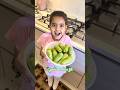 زارا بتساعد ماما بطبخ الكوسا     اطفال طبخ 