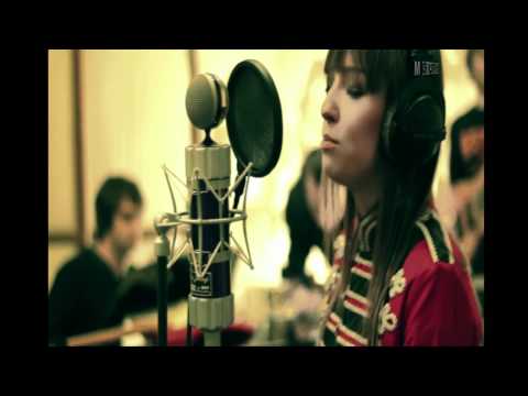 я пою mp3. девушка в наушниках поет. пение надпись. наушники для девушек. человек в наушниках.