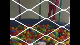 Kiara E Sofia Com Amiguinhas Na Piscina De Bolinhas