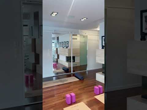 Doubles portes coulissantes avec miroir dans un studio de yoga à domicile