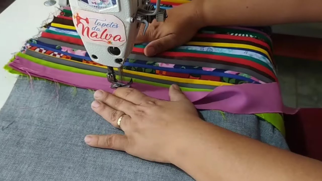 TAPETE DE TIRAS DOBRADO REAPROVEITAMENTO DAS TIRAS