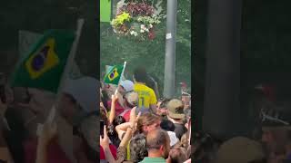 NO CANADÁ, TORCIDA BRASILEIRA CELEBRA NAS RUAS APÓS VITÓRIA CONTRA A ESCÓCIA