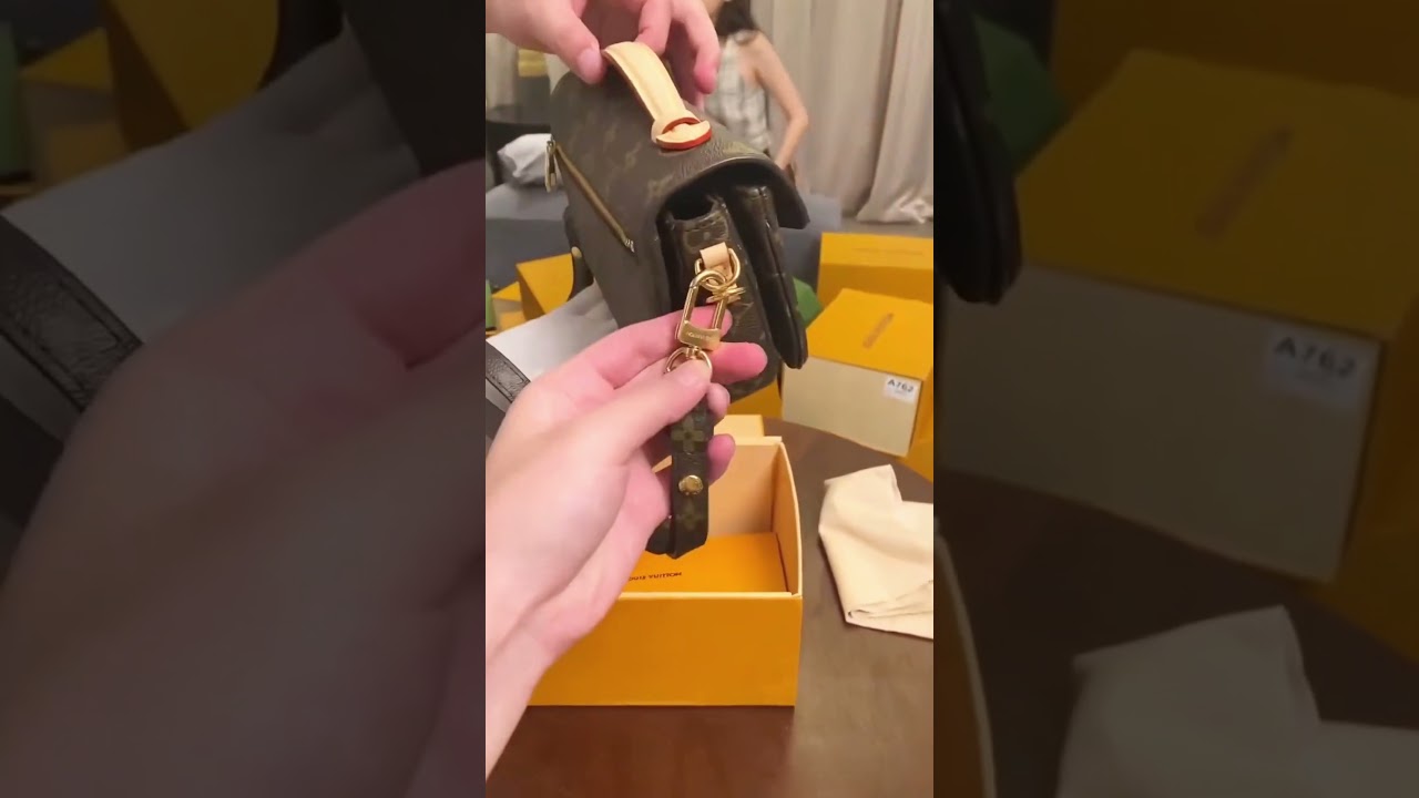 LV Pochette Métis East West 