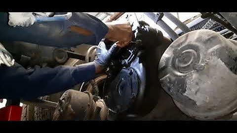 REPLACING THE POWER DIVIDER INPUT SEAL ON FREIGHTLINER TRUCK