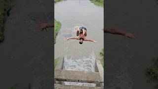 The fisherman is jumping over the gate and hunting the fish. Look at how big the rickshawis.#shorts