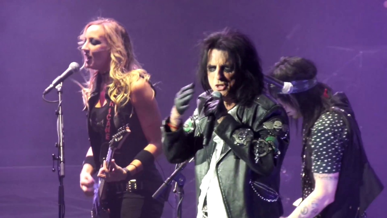 alice-cooper-nita-strauss-guitar-solo-poison-live-wiener-stadthalle