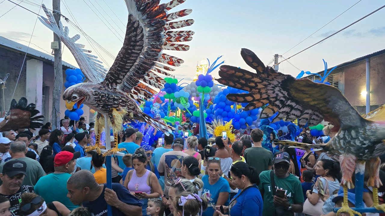 Conga La Narcisa calentando motores antes del saludo