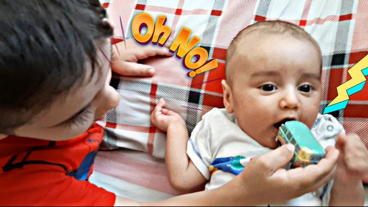 Minik bebek için efe bütün oyuncaklarını dağıttı. Bebek oyuncakların ...