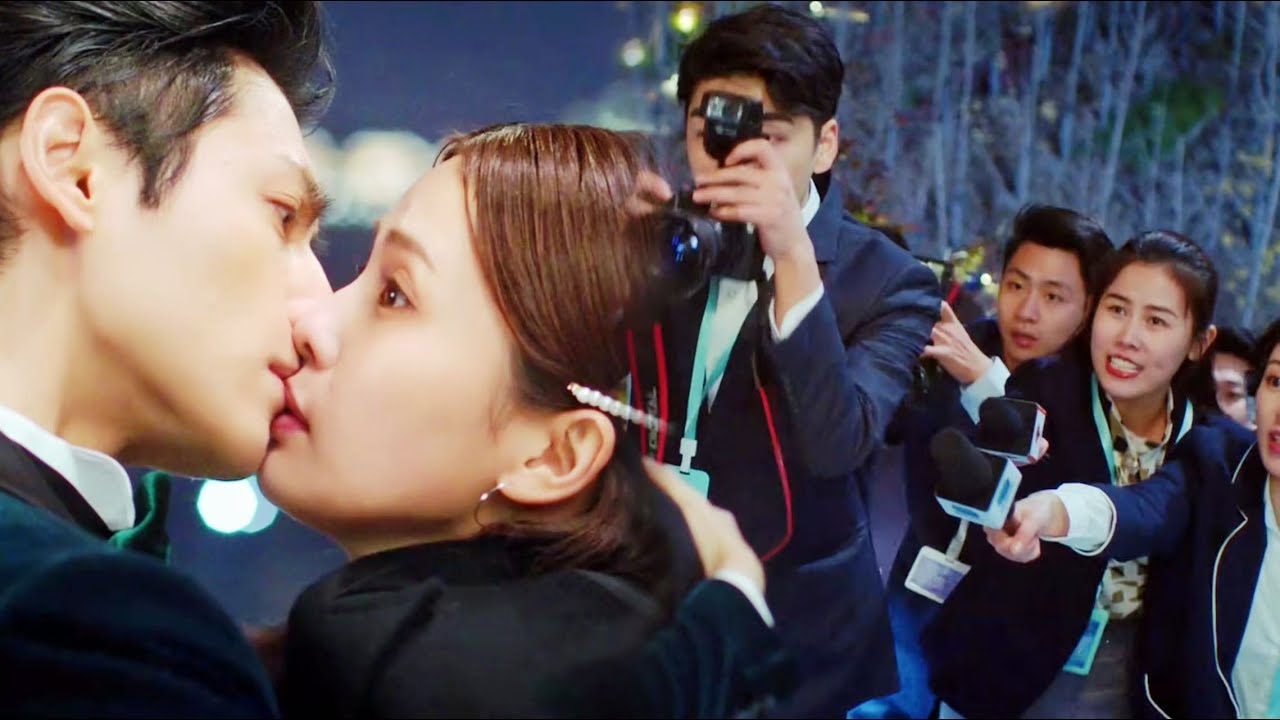 灰姑娘竟是霸總藏在心尖的白月光！天台拉扯間，两人意外親吻，霸總心跳如雷！ #愛情#甜寵#霸總#灰姑娘#白鹿#羅雲熙#半是蜜糖半是伤