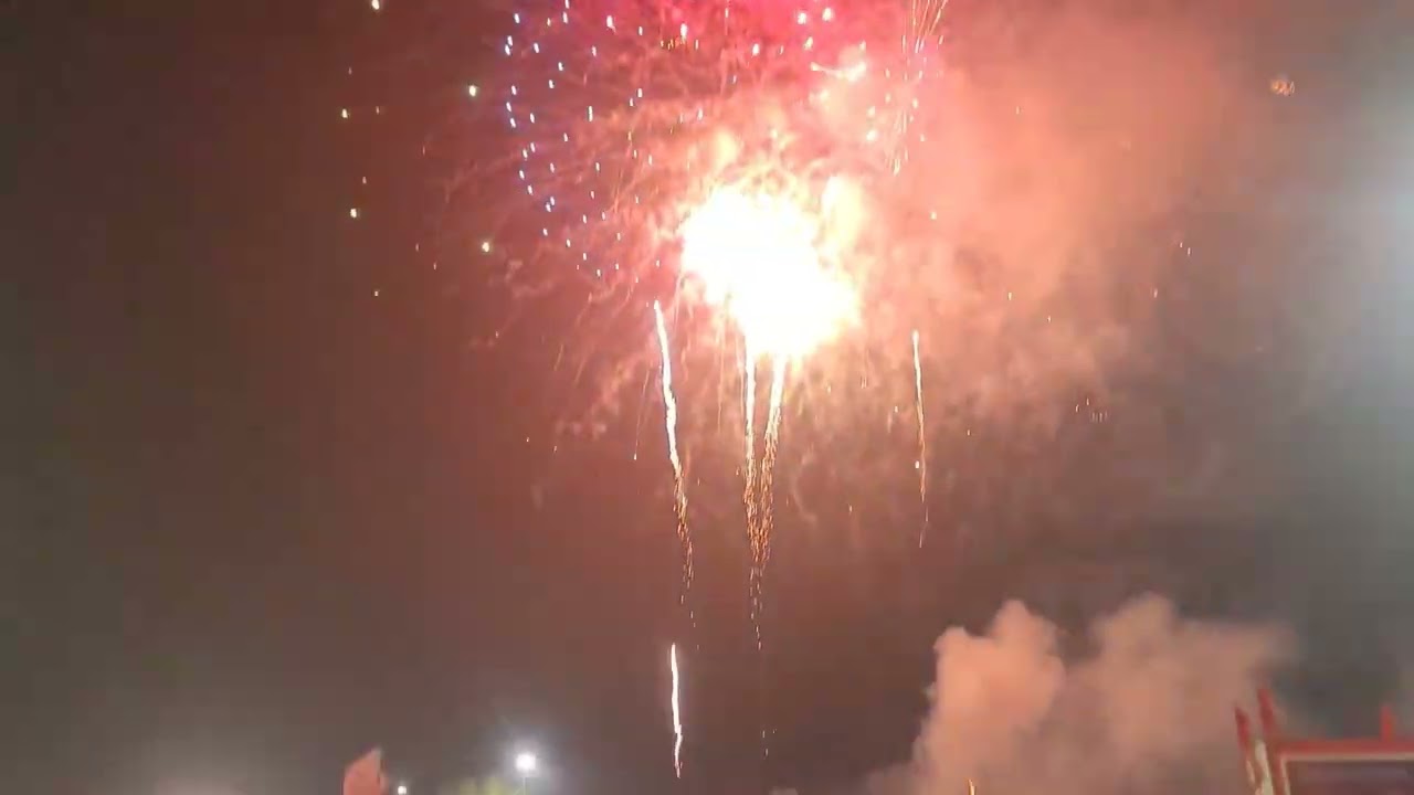 Mời các bạn cùng xem pháo hoa đêm giao thừa 