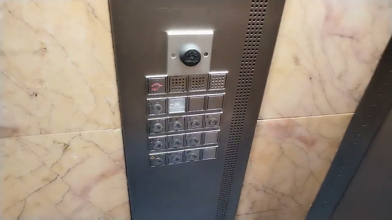 superbe ascenseur thyssen entièrement d'origine Marseille France