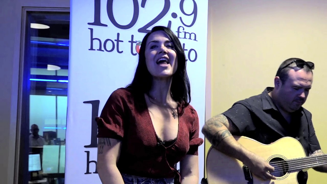 Vanessa Amorosi performs her latest single at 1029 Hot Tomato