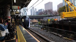 [電笛あり]E353系 S118編成 あずさ12号東京行が保線員に向けて電笛を鳴らしながら御茶ノ水駅4番線を4分遅れて通過するシーン