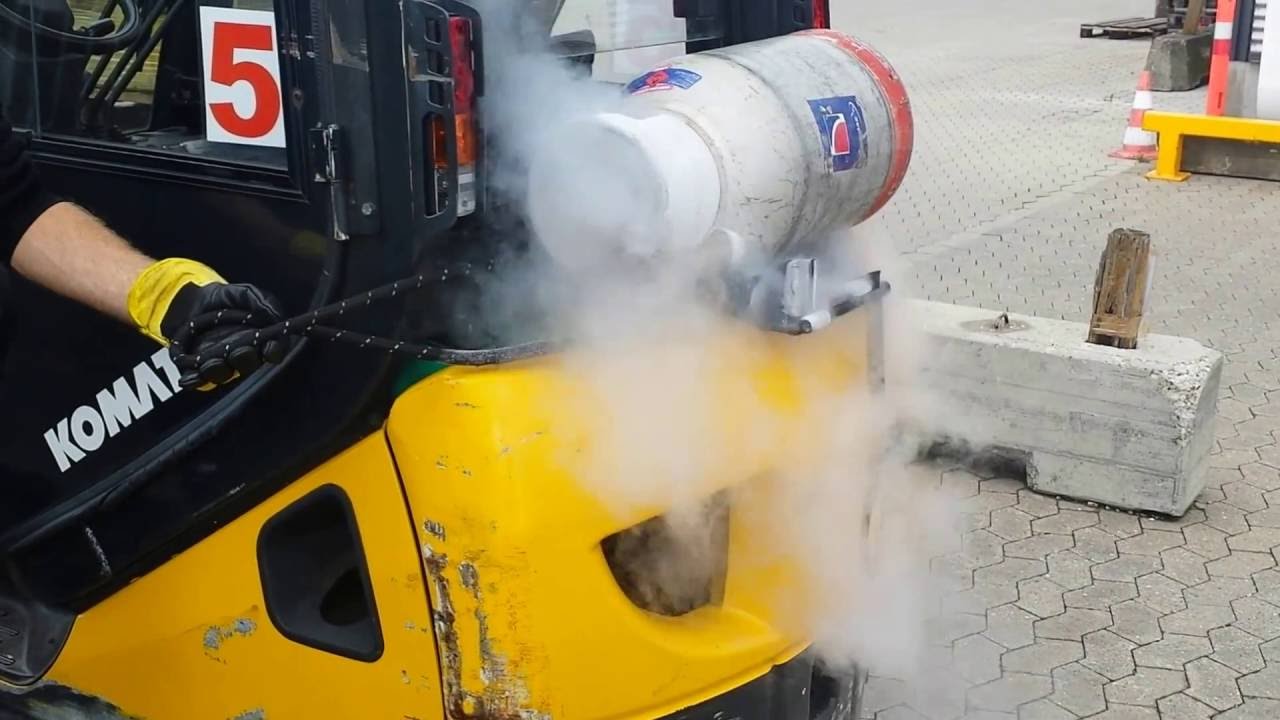 Faulty gas regulator valve on a Komatsu forklift. Hazard! YouTube