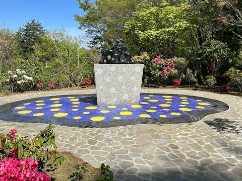 彫刻の森美術館に草間彌生《われは南瓜》が新収蔵 - YouTube