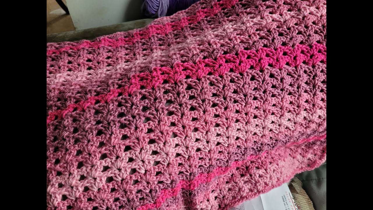 Простое вязаное крючком одеяло с одним рядным повтором - V-образный узор, подходит для начинающих