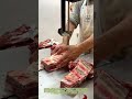 骨を切る機械のリズム：一枚のリブが命を吹き込まれる瞬間
