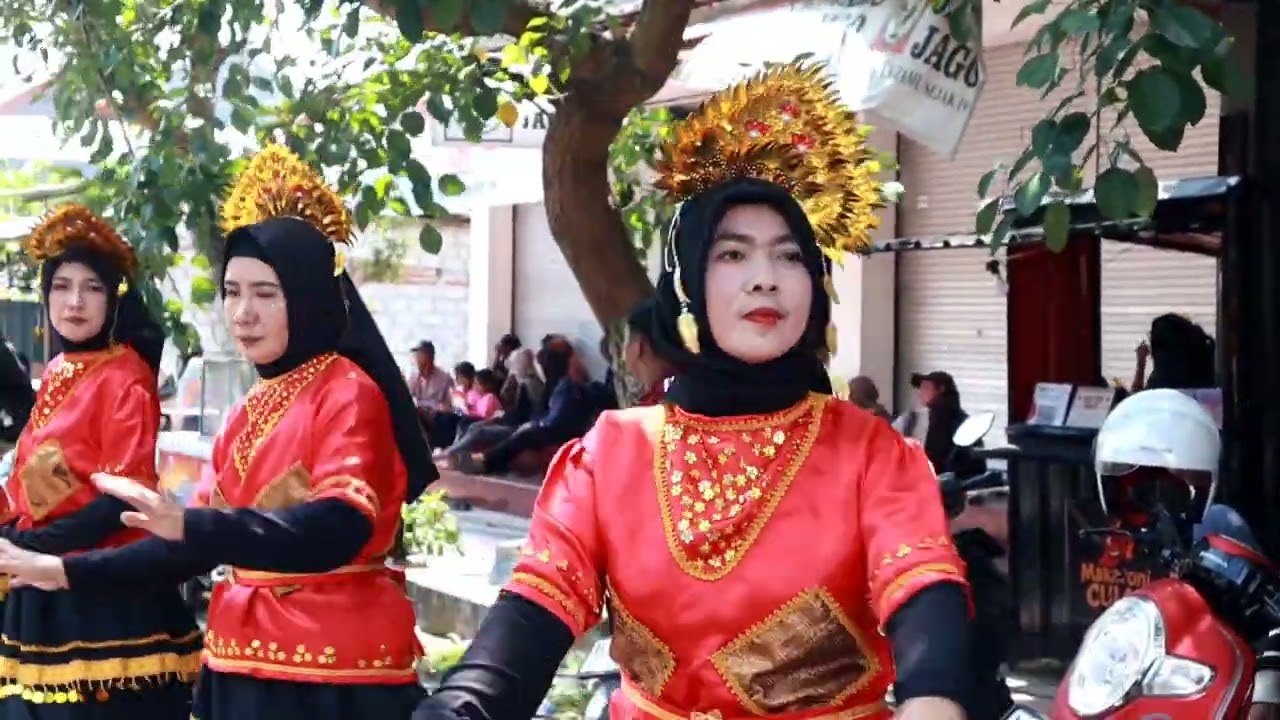 Amazing Blitar : Budaya Sulawesi Tengah Kelas 6 B di Karnaval Seabad SD Babadan 1 Wlingi