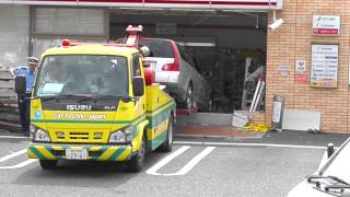 コンビニに車突っ込む
