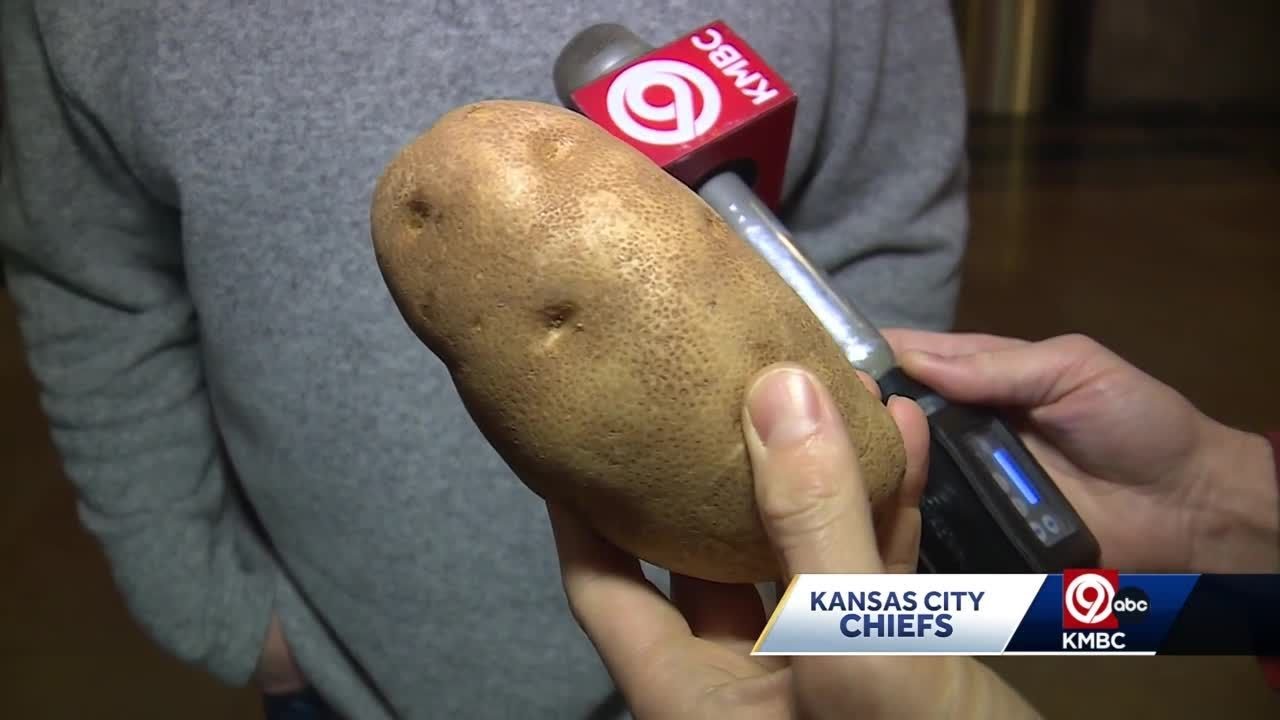 Chiefs fan goes viral for eating baked potato out of her pocket at a ...