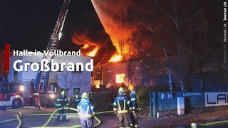 Großbrand: Halle eines Recyclingunternehmens an der Stadtgrenze zwischen Linz und Traun in Vollbrand