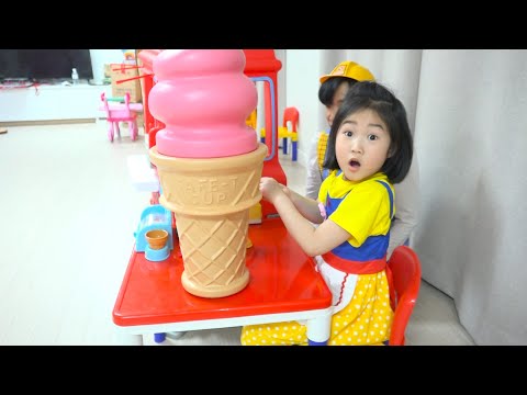 Boram and Dad pretend play selling ice cream