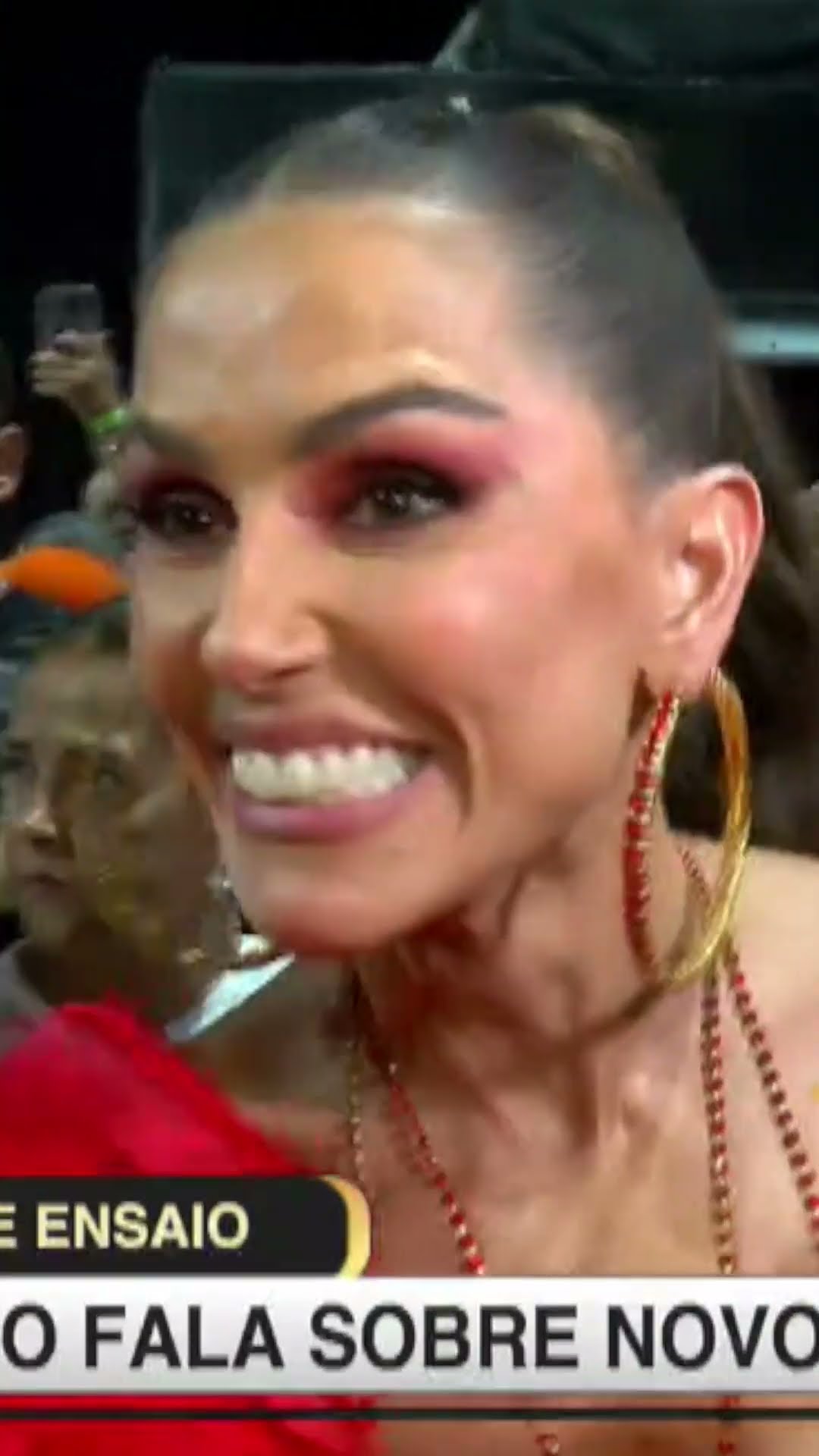 Deborah Secco aparece de surpresa em ensaio técnico da Salgueiro