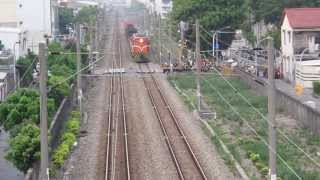 102年5月6日7201次貨列通過榮譽街平交道
